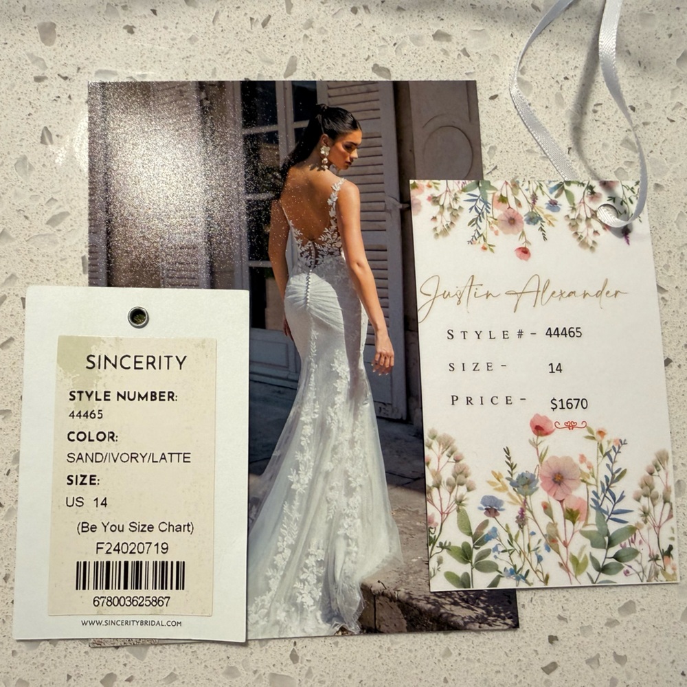 Elegant White Lace Mermaid Wedding Dress with Plunging V-Neck - Picture 3 of 7